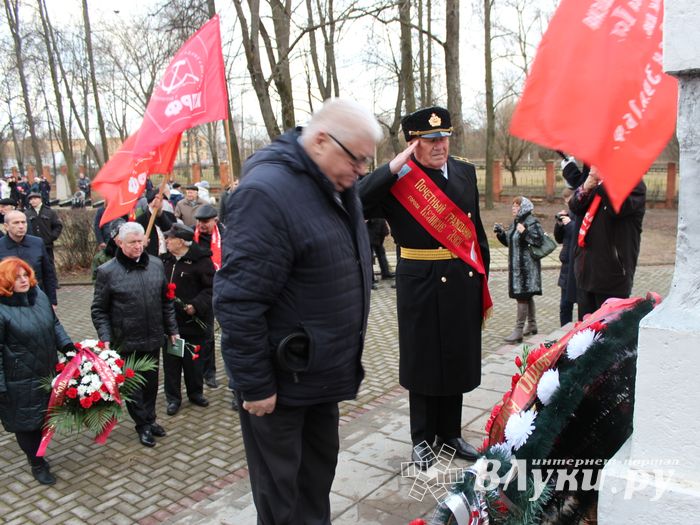 Родственники погибших солдат приняли участие в возложении цветов в Великих Луках
