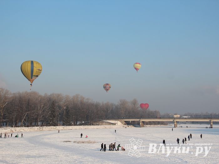 Над Великими Луками взлетели «Яблоки на снегу» (фото)