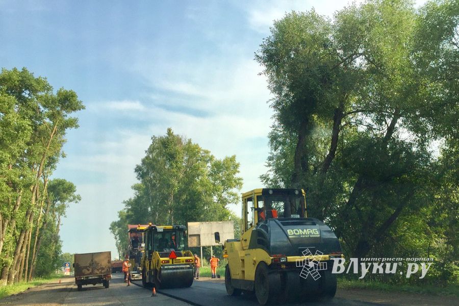 В Великолукском районе продолжается ремонт дорог (ФОТО)