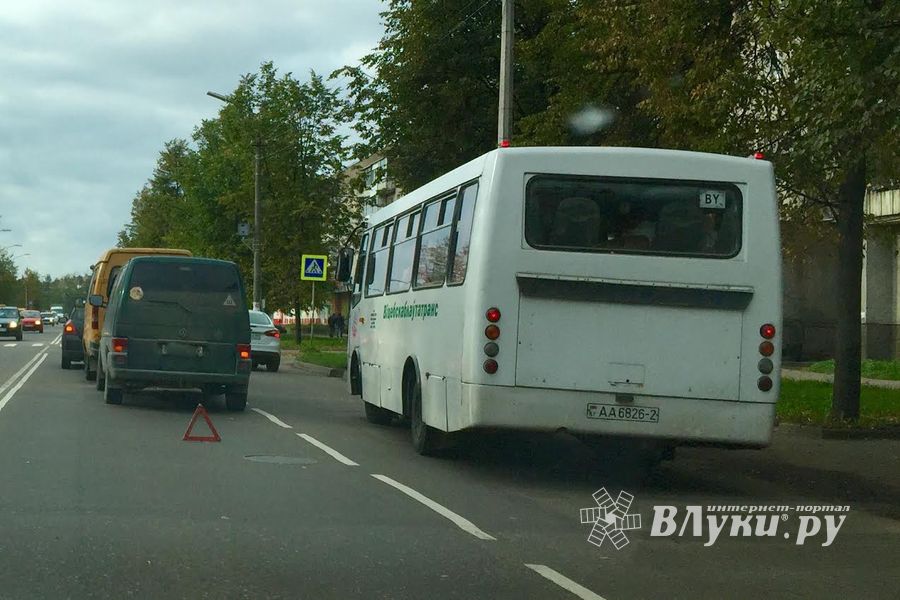В Великих Луках на проспекте Гагарина произошло ДТП с участием 3-х автомобилей (фото)
