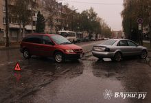 В Великих Луках белорусский Додж поцарапал местную Ауди (ФОТО)