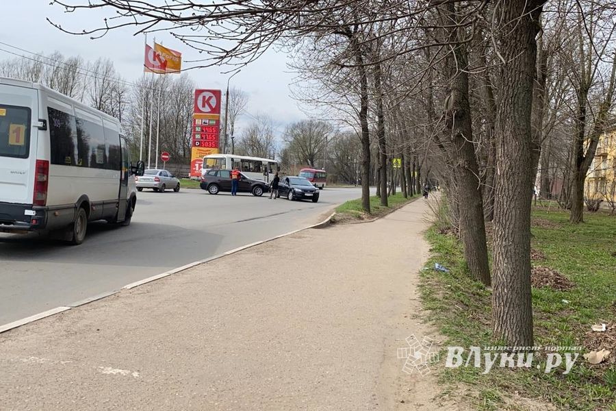 На проспекте Гагарина столкнулись BMW и Ford (ФОТО)