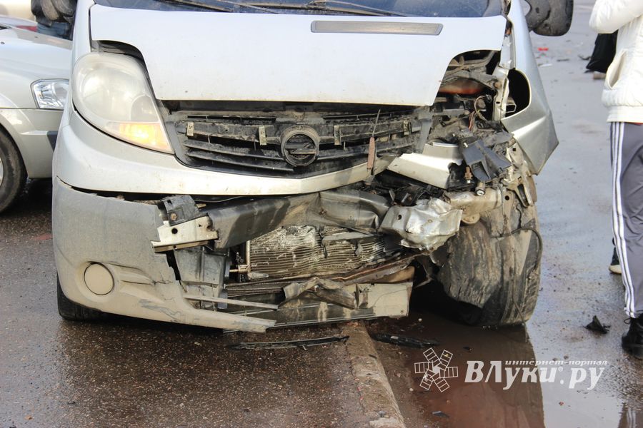Серьёзное ДТП произошло в Великих Луках (ФОТО)