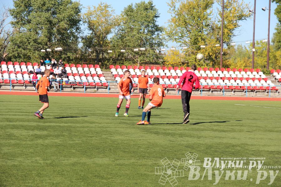 В Великих Луках стартовал открытый турнир по футболу