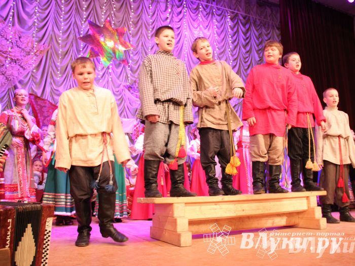 Рождественский концерт ансамбля «Заряница» прошел в Великих Луках (фото)