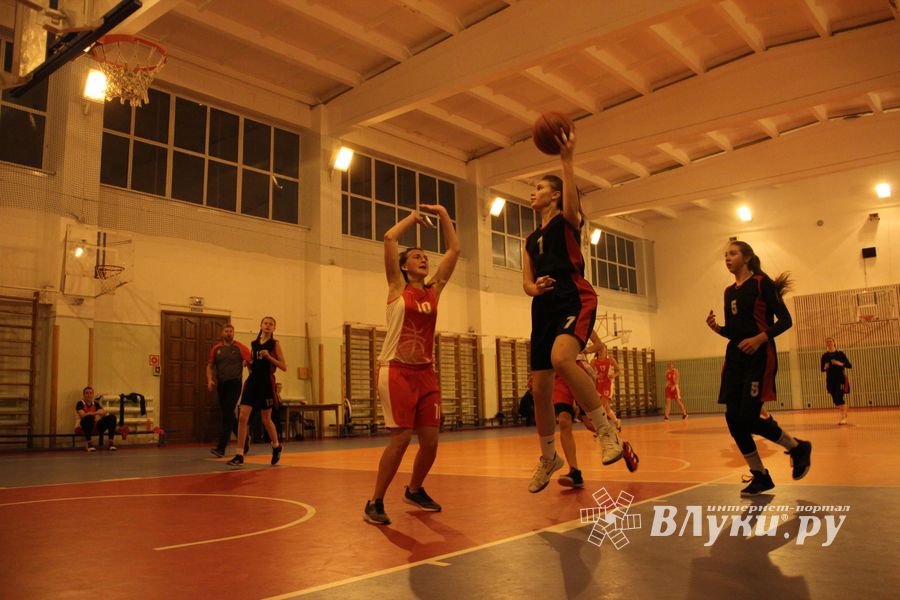 Великолукские баскетболистки борются за Кубок города (ФОТО)