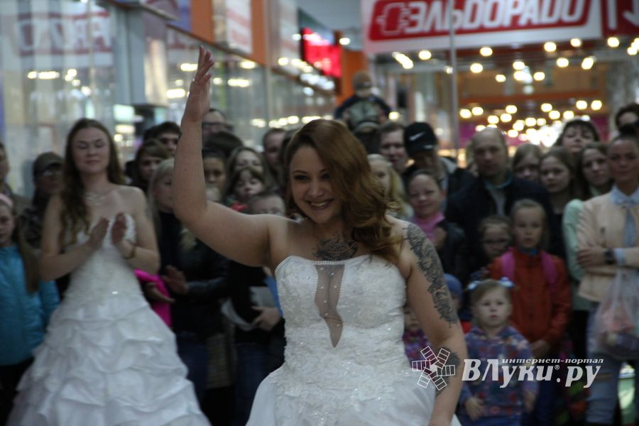В Великих Луках бегали невесты (ФОТО)