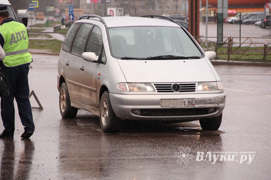 Ну не умеют в Великих Луках ездить по кольцу