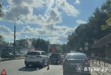 ДТП на перекрёстке Великих Лук затрудняет движение транспорта