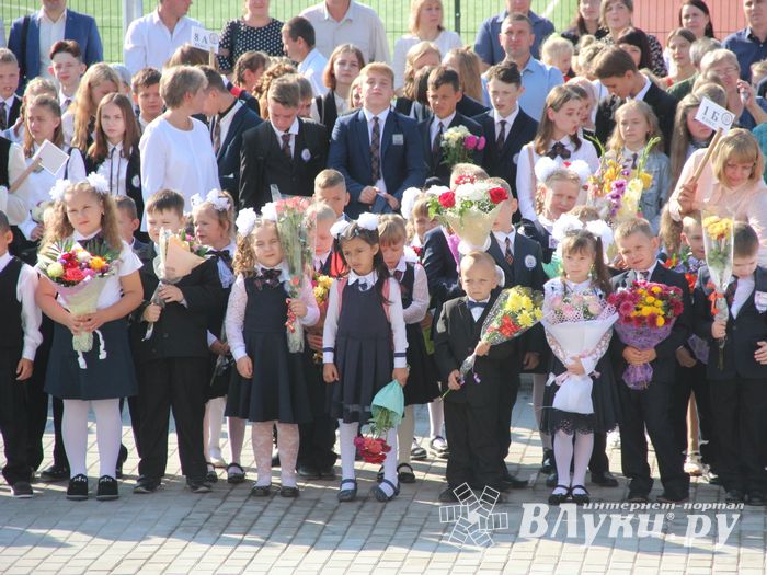 В Великих Луках торжественно встретили День знаний (ФОТО)