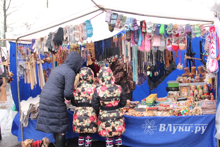 В Великих Луках сожгли Масленицу (фото)