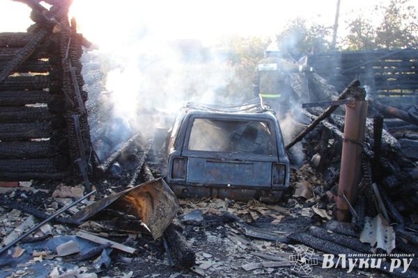 В Псковской области мужчина решил поменять газовый балон, как итог - сгорел дом, гараж, автомобиль и прицеп (фото)