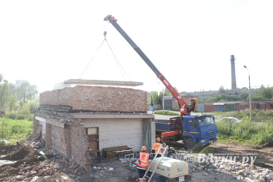 Расчистка местности для строительства путепровода в Великих Луках продолжается (ФОТО)