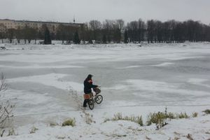 Лёд ненадёжен, но рыбы великолучанам хочется (ФОТО)