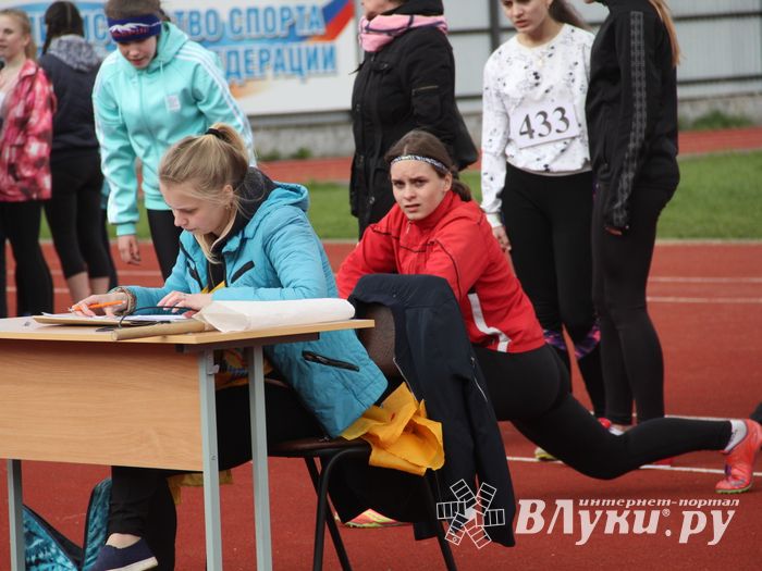 В Великих Луках проходят соревнования «Шиповка юных» (ФОТО)