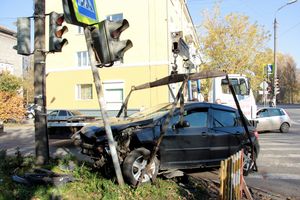 ДТП на перекрёстке Великих Лук: Peugeot увёз эвакуатор (ФОТО)