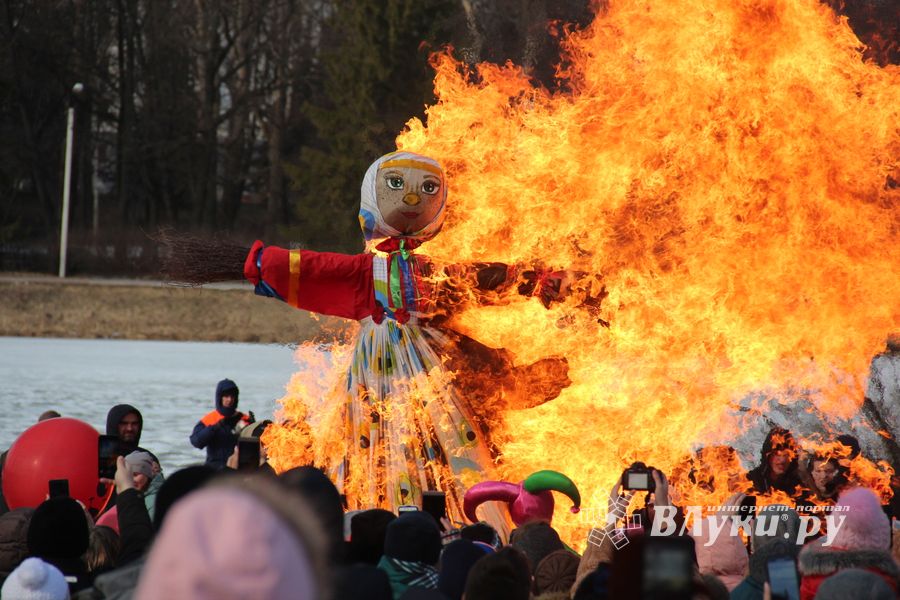 В Великих Луках широко отметили Масленицу (ФОТО)