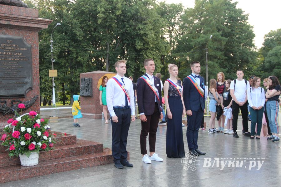 Великолукской «Бригантине» пришлось поплавать под дождём (ФОТО)