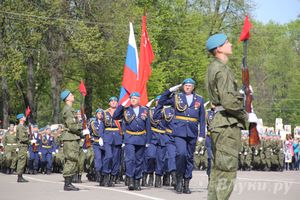 Парад Победы в Великих Луках (фото)