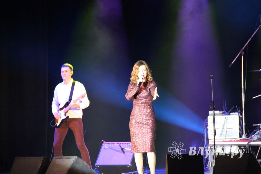 В Великих Луках состоялся концерт Юлии Савичевой (фото)
