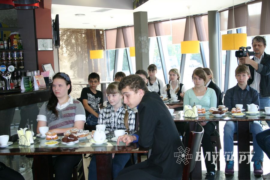 Великолукские школьники посетили "Литературное кафе"