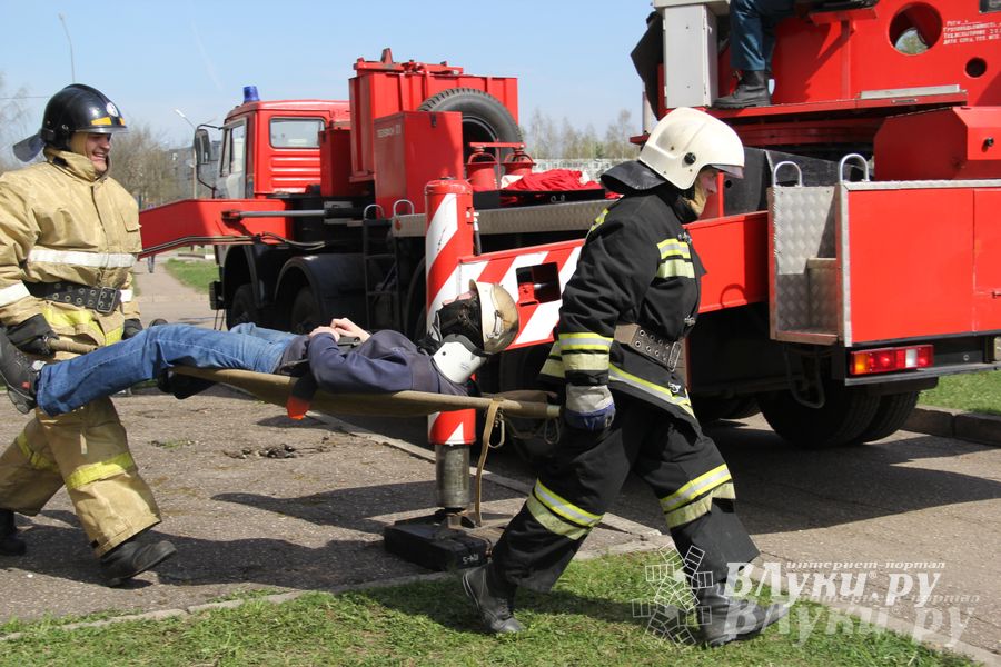В Великих Луках прошли соревнования пожарных расчетов