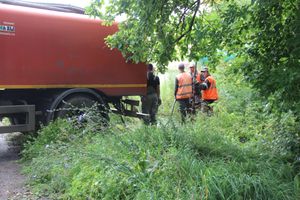 В Великих Луках устраняют серьёзную аварию в сетях канализации (ФОТО)