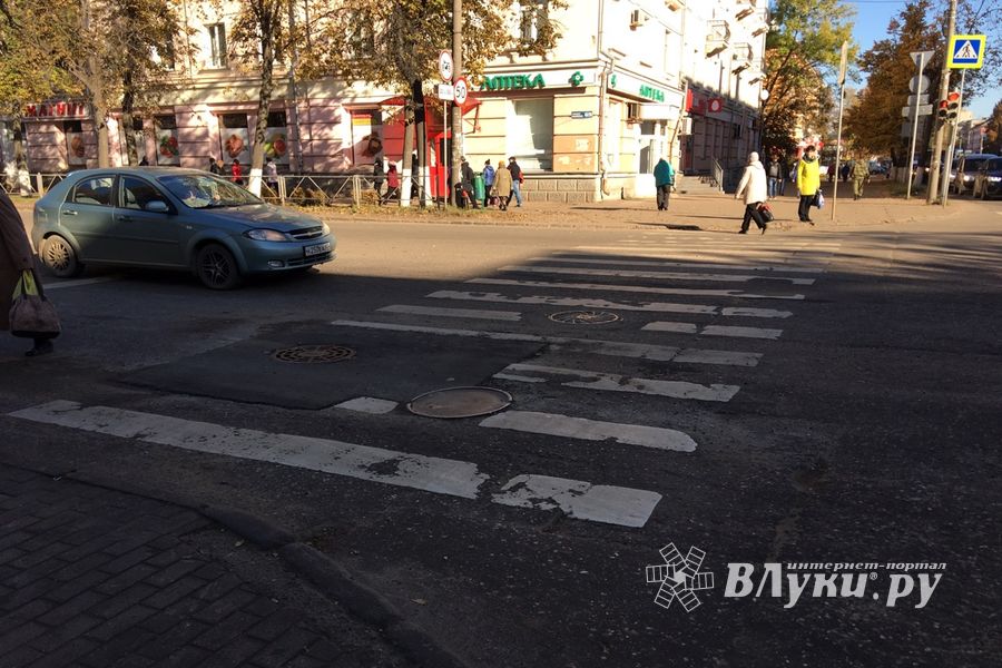 Ливневый колодец в центре Великих Лук приобрел новую «одежку»