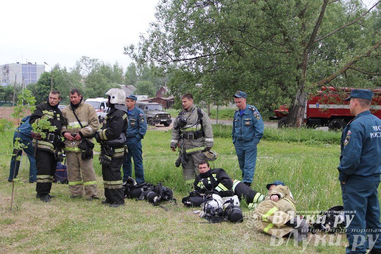 В Великих Луках прошли областные соревнования среди пожарных по спасению пострадавших