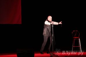 Максим Аверин выступил в Великих Луках с моноспектаклем (фото)