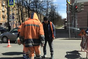 На Октябрьском обновляют «зебры», движение временно затруднено (ФОТО)