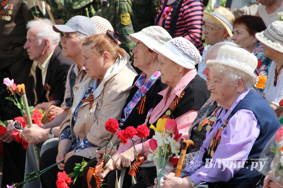 В Великих Луках прошел торжественный митинг в честь 9 мая (ФОТО)