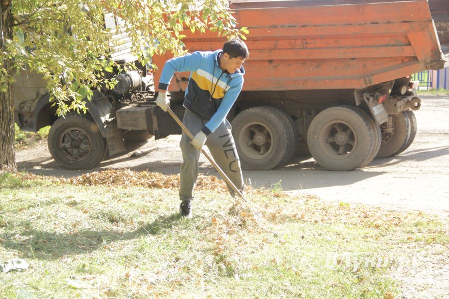 В Великих Луках убрали территорию у памятного знака рабочим ЛРЗ (ФОТО)