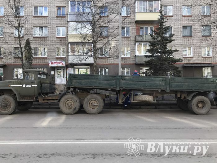 На проспекте Гагарина восстанавливают сбитые автомобилями столбы (ФОТО)