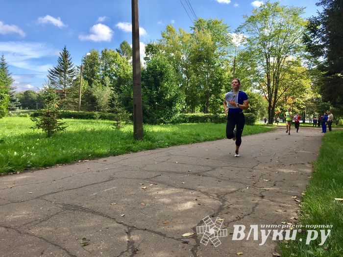 В Великих Луках стартовал Всероссийский день бега «Кросс нации-2017» (ФОТО)