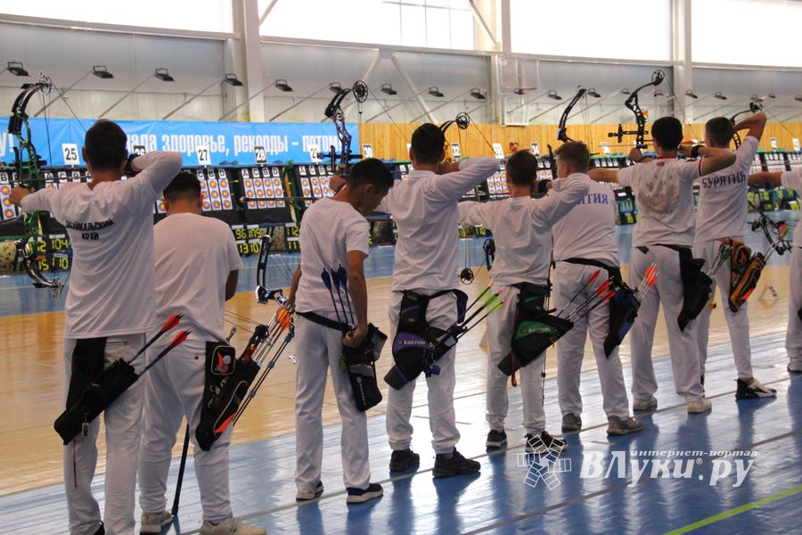 В Великих Луках проходят соревнования по стрельбе из лука (ФОТО)