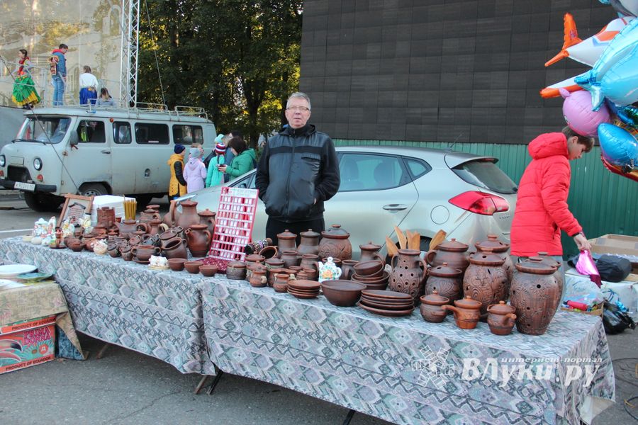 В Великих Луках прошла универсальная осенняя ярмарка (ФОТО)