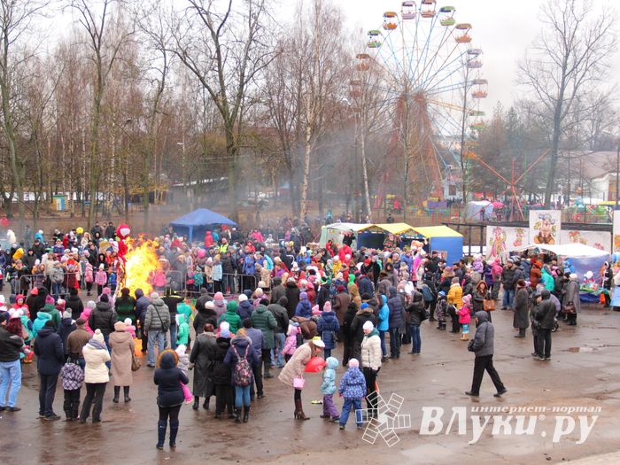 В Великих Луках сожгли Масленицу (фото)