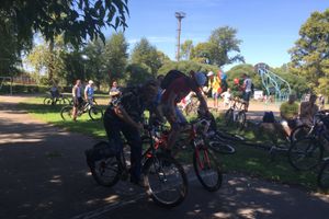 В день физкультурника в Великих Луках прошел велопробег (фото).