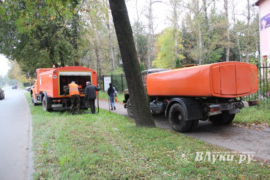 На пр. Гагарина чистят ливнёвку (ФОТО)