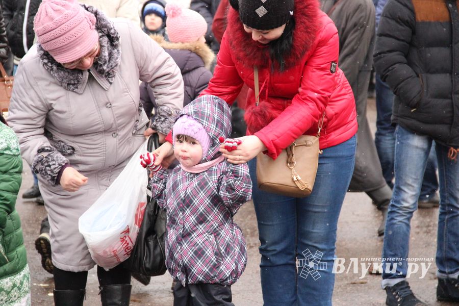 В Великих Луках сожгли Масленицу (фото)