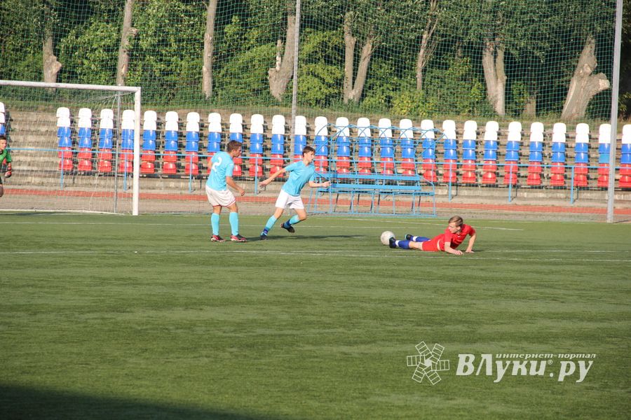 В минувшие выходные великолучане сыграли в футбол (фото)