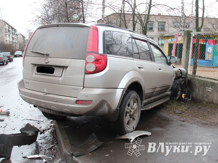 В Великих Луках столкнулись два внедорожника