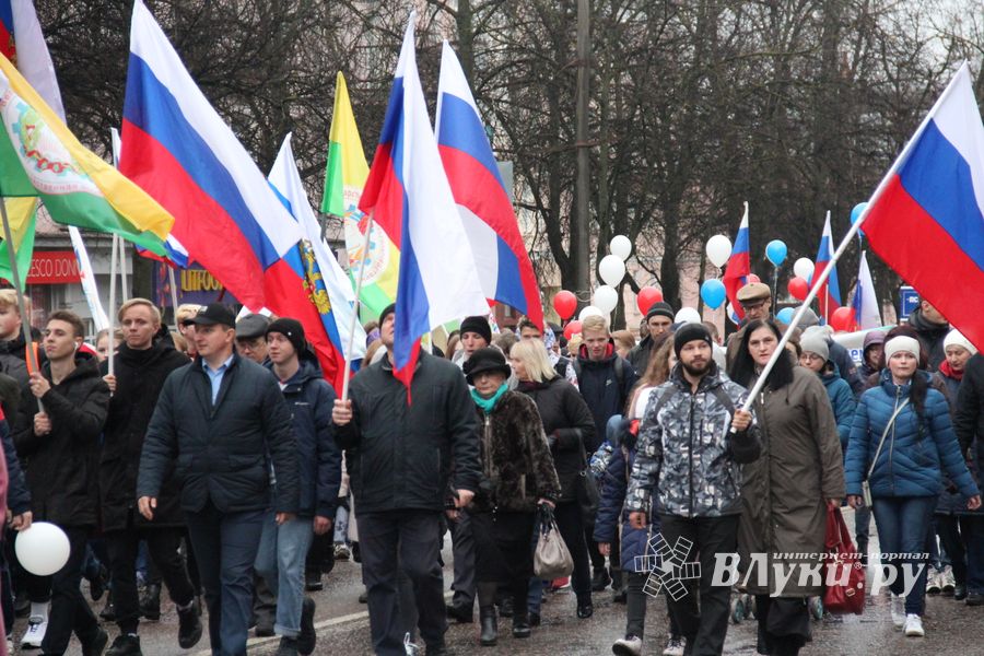 В Великих Луках прошло праздничное шествие (ФОТО)