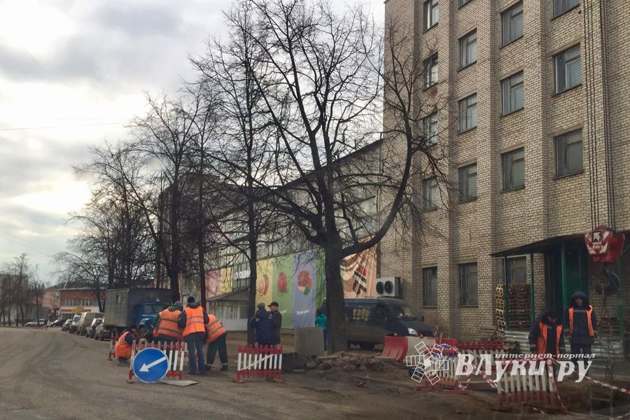 Фотофакт: на ул. Ботвина раскопали участок дороги