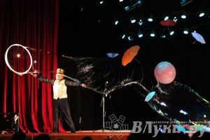 Шоу магических зонтиков и мыльных пузырей увидели юные великолучане