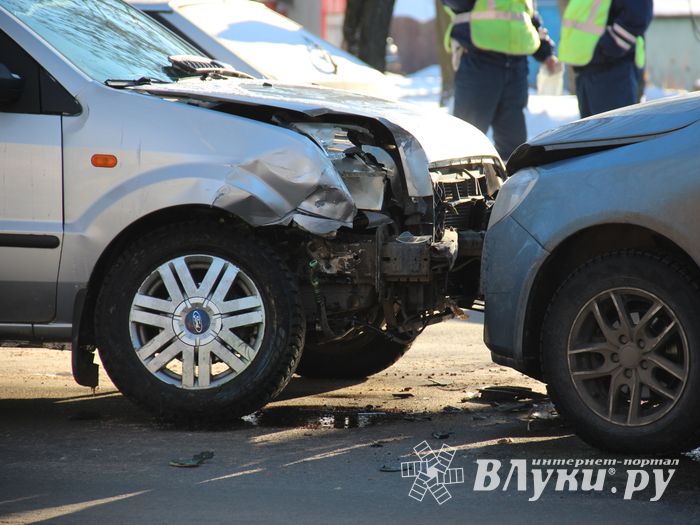 Лобовое столкновение на пр-те Гагарина в Великих Луках (ФОТО)
