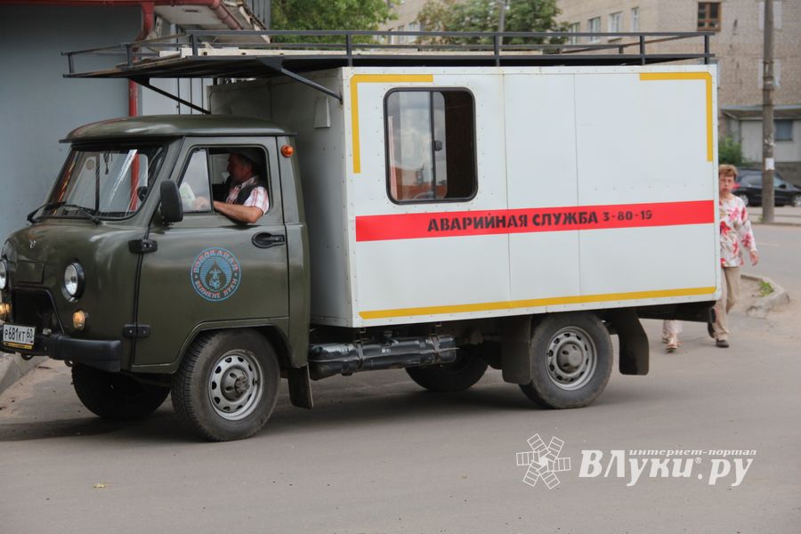 Серьёзная авария на водопроводе в Великих Луках (ФОТО; ВИДЕО)