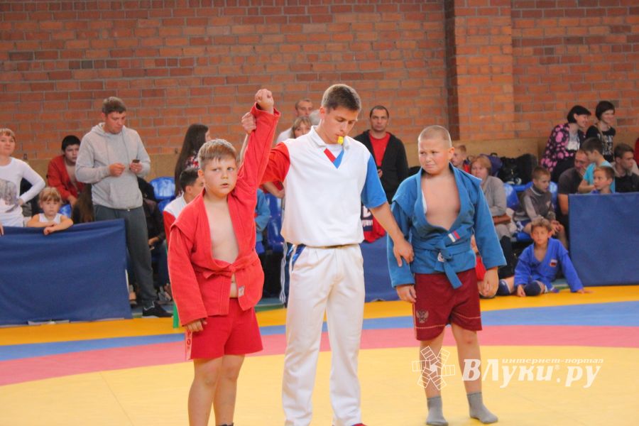 В Великих Луках проходит турнир по самбо (ФОТО)
