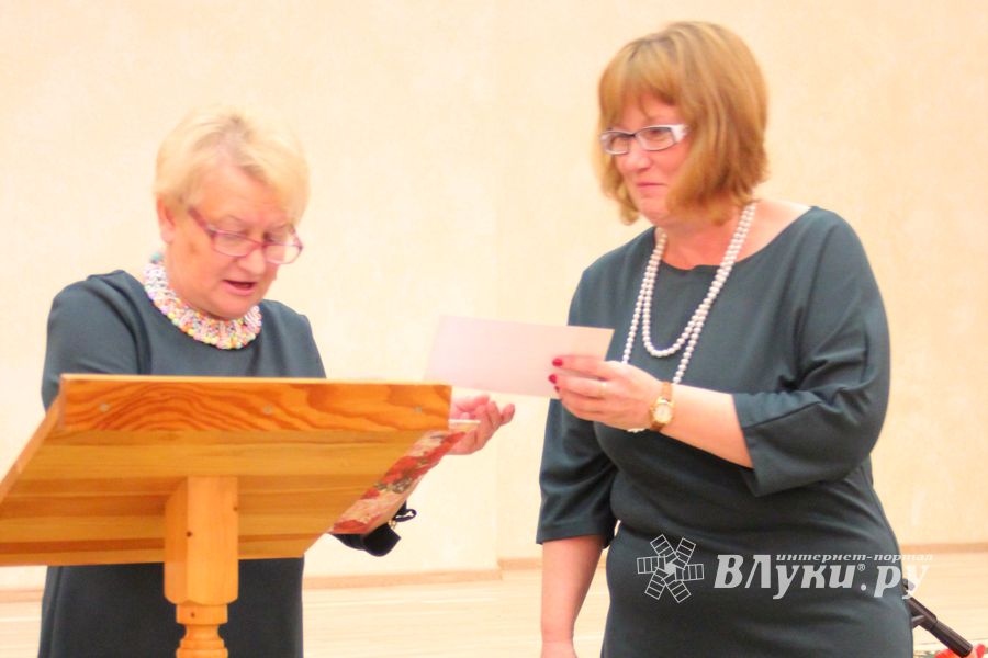 В Великих Луках ученики школы №13 поздравили своих педагогов (ФОТО)